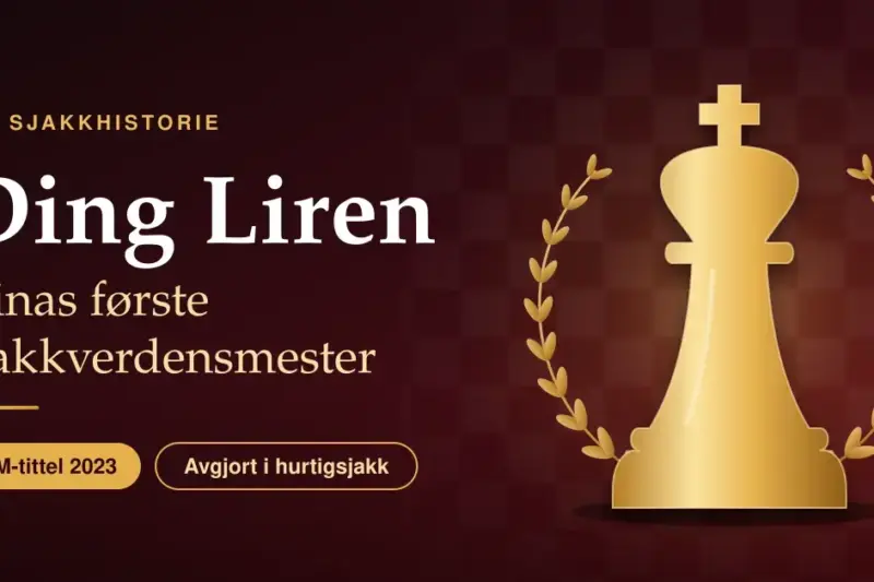 Grafikk med en gyllen sjakkonge omkranset av laurbærgrener på mørkerød sjakkbrettbakgrunn og teksten «Ding Liren – Kinas første sjakkverdensmester», «VM-tittel 2023» og «Avgjort i hurtigsjakk».
